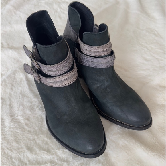 Rebel Calista Charcoal/Black Distressed Leather Ankle Bootie Sz 8 Buckle Western - Picture 4 of 11